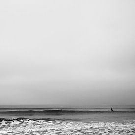 Surfers in a calm sea - black and white by Tim als fotograaf