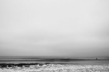 Surfers in een kalme zee - zwart wit van Tim als fotograaf