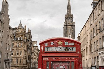 Rode Telefooncel Op De Royal Mile in Edinburgh | Reisfotografie in Schotland van Henrike Schenk