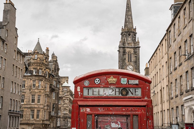 Cabine téléphonique rouge sur le Royal Mile à Edimbourg | Photographie de voyage en Ecosse par Henrike Schenk