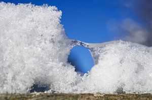 Weicher Schnee und Eis auf grünem Holz