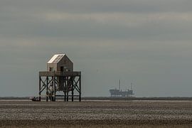 Das Wattenmeer bei Ebbe mit dem Beobachtungsgebäude. von Brian Morgan