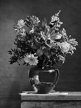 Leere Vase mit Blumen I Modern von Martijn Hoogendoorn