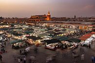 Djemaa el-Fna bij zonsondergang in Marrakech van Teun Janssen thumbnail