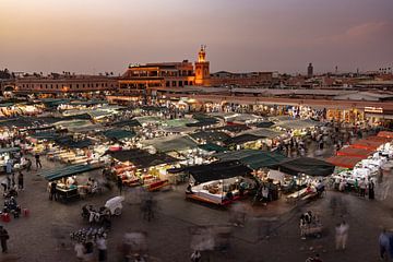 Djemaa el-Fna bij zonsondergang in Marrakech