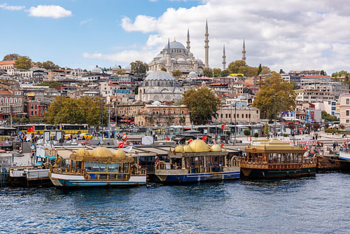 Bateaux balık ekmek sur le quai d'Eminönü