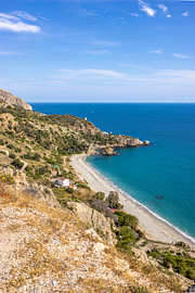 Strand unter steilen Klippen bei Maro von Easycopters