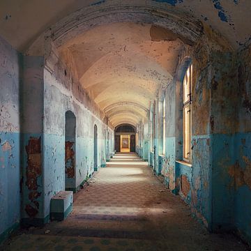 Een verlaten gang in een sanatorium