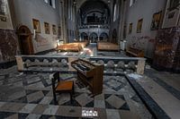 Verlaten klooster met orgel.