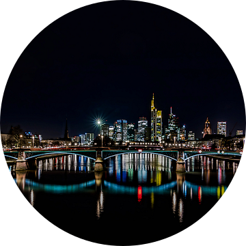 s Nachts op de Main in Frankfurt met uitzicht op de skyline van Fotos by Jan Wehnert