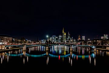 Nachts am Main in Frankfurt mit Skyline blick