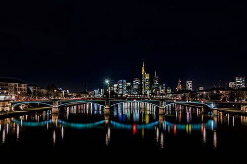 s Nachts op de Main in Frankfurt met uitzicht op de skyline