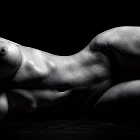 Sculptural Curves – Dramatic Bodyscape Black and White Photography by Retinas images
