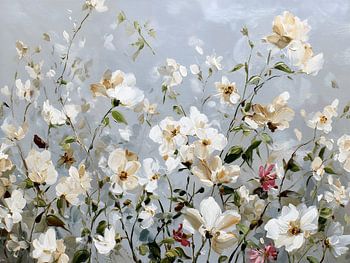 De délicates fleurs blanches sur fond bleu