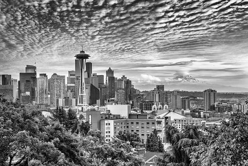 Skyline van Seattle met Mount Rainier - Monochroom