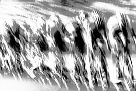 Radfahrender Zug in Schwarz-Weiß von Studio Koers