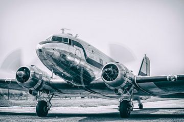 Oldtimer-Flugzeug Douglas DC-3 mit drehenden Propellern