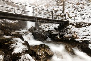 Cascade d'hiver sous le pont