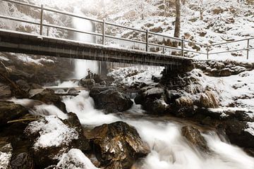 Wintercascade onder de brug van Fabrizio Micciche