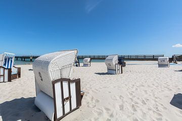 weiß-braune Strandkörbe am Strand in Prerow
