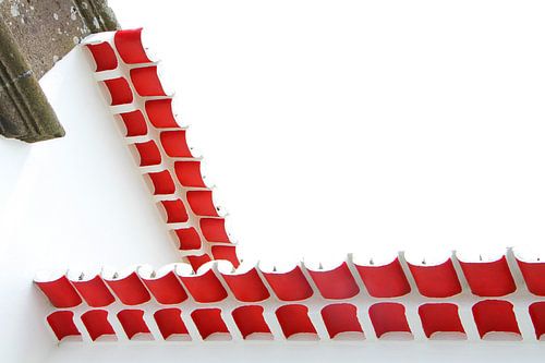 Avant-toit rouge d'une église blanche aux Açores
