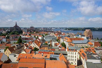 Uitzicht over de daken van de Hanzestad Rostock van Reiner Conrad
