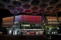 Bunte Abendansicht des Einkaufszentrums Hoog Catharijne The Mall.