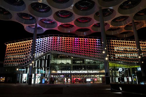 Kleurrijk avondbeeld van winkelcentrum Hoog Catharijne The Mall.