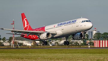 Airbus A321-200 van Turkish Airlines met speciale livery. van Jaap van den Berg