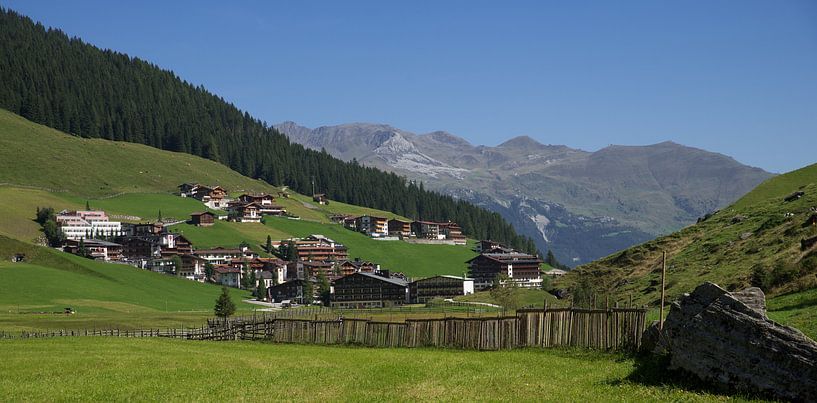 Zicht op Hintertux  van Ronald De Neve
