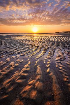 Neem me mee - Een heerlijke landschapsfoto van een zonsondergang op het strand van Bas Meelker