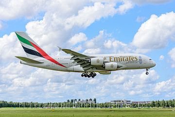 Landende Emirates Airbus A380 passagiersvliegtuig. van Jaap van den Berg