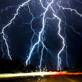 It thunders and lightning by Robbie Veldwijk
