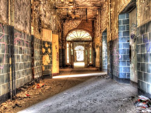 Beelitz Broken windows and empty hallways  in oud verlaten gebouw
