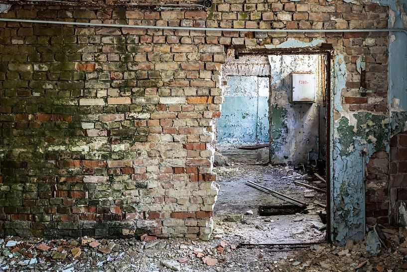 Alte Ziegelmauer in völlig marodem Gebäude - Lost Place Alter Flugplatz Rangsdorf von Frank Herrmann