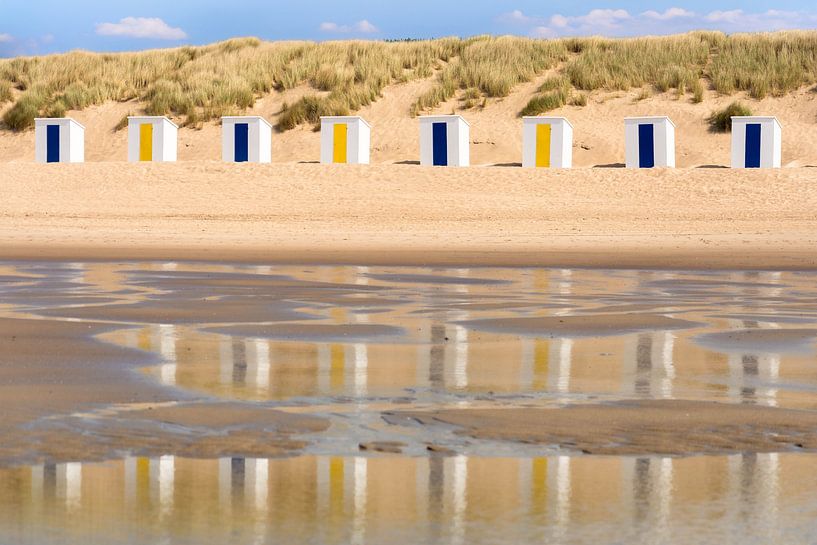 Strandhuisjes weerspiegeld in het water van de zee van Lisette Rijkers