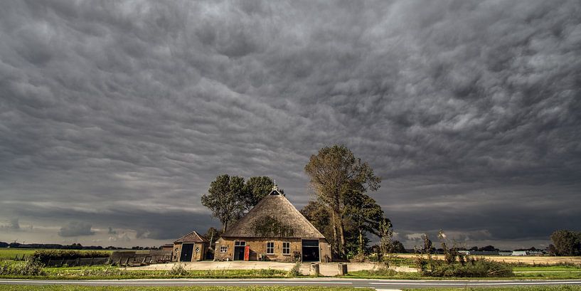 Boerderij vlak buiten de Friese dorpje Hallum met grillige wolkenlucht par Harrie Muis