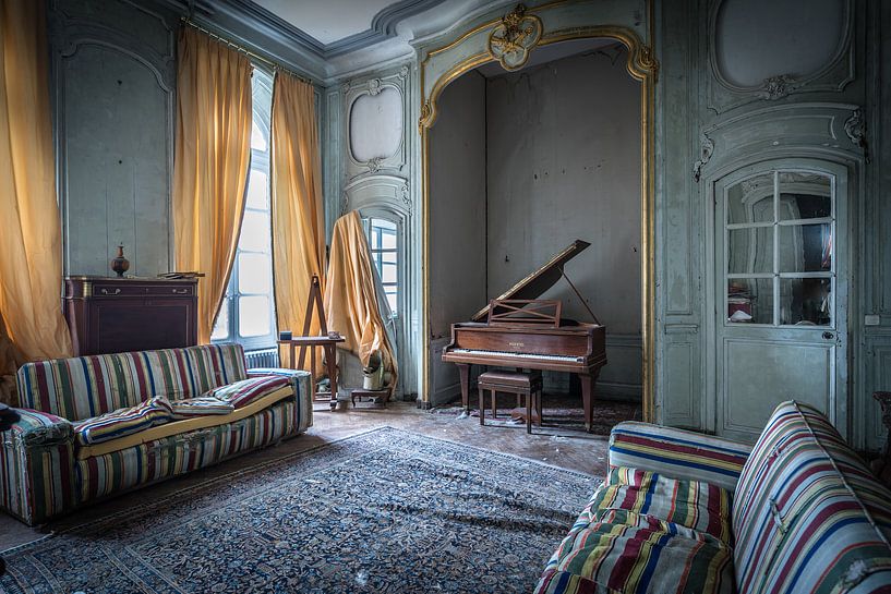 Piano in woonkamer van Inge van den Brande