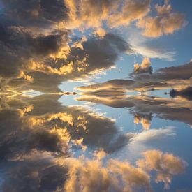 Licht und goldene Wolken am blauen Himmel von Montepuro