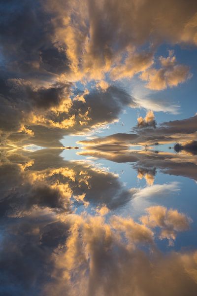 Licht und goldene Wolken am blauen Himmel von Adriana Mueller