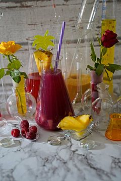 Framboos en ananas gin cocktail. van Babetts Bildergalerie