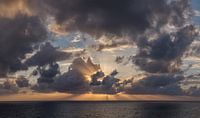Strahlenwelle eines Sonnenuntergangs hinter den Wolken,, Zypern, Süd-Zypern von Rene van der Meer Miniaturansicht