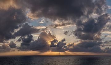Stralenkrans zonsondergang achter de wolken, South-Cyprus, Cyprus van Rene van der Meer