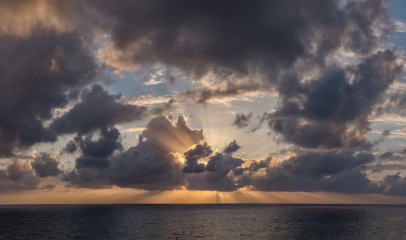 Strahlenwelle eines Sonnenuntergangs hinter den Wolken,, Zypern, Süd-Zypern von Rene van der Meer