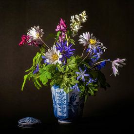 Nature morte en fleurs colorées dans des tons doux sur Hanneke Luit