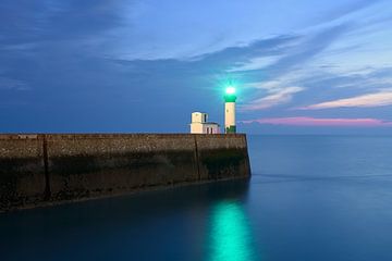 Der Leuchtturm von Le Tréport bei Nacht - Wunderschöne Normandie von Rolf Schnepp