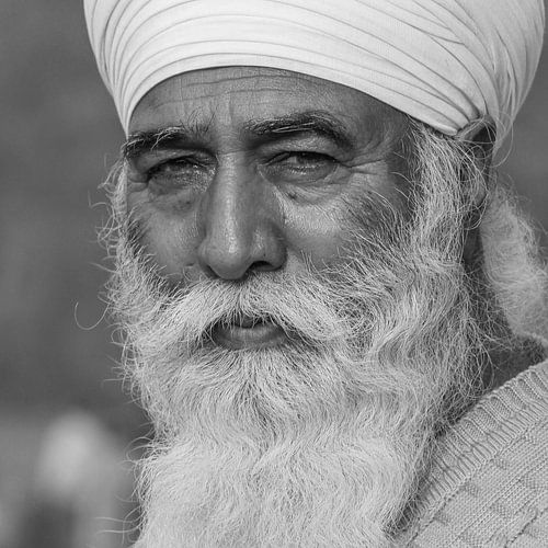 The friendly gaze of the Sikh at the Taj Mahal