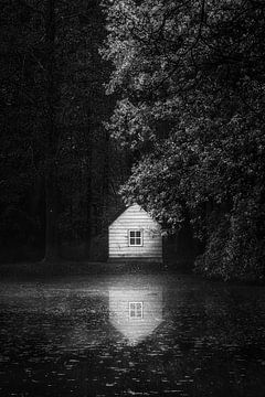 Een huisje in Kroondomein het Loo in Zwart-Wit van Jaimy Leemburg Fotografie