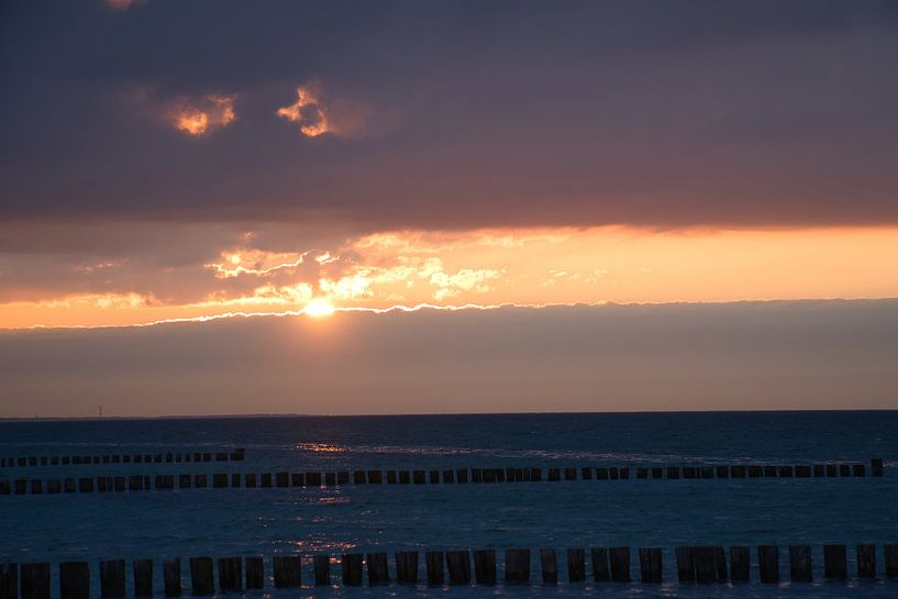 Buhne in Zingst an der Ostsee, die ins Meer reichen von Martin Köbsch