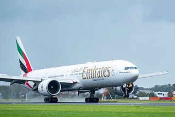 Boeing 777 van Emirates Airline landt op Schiphol